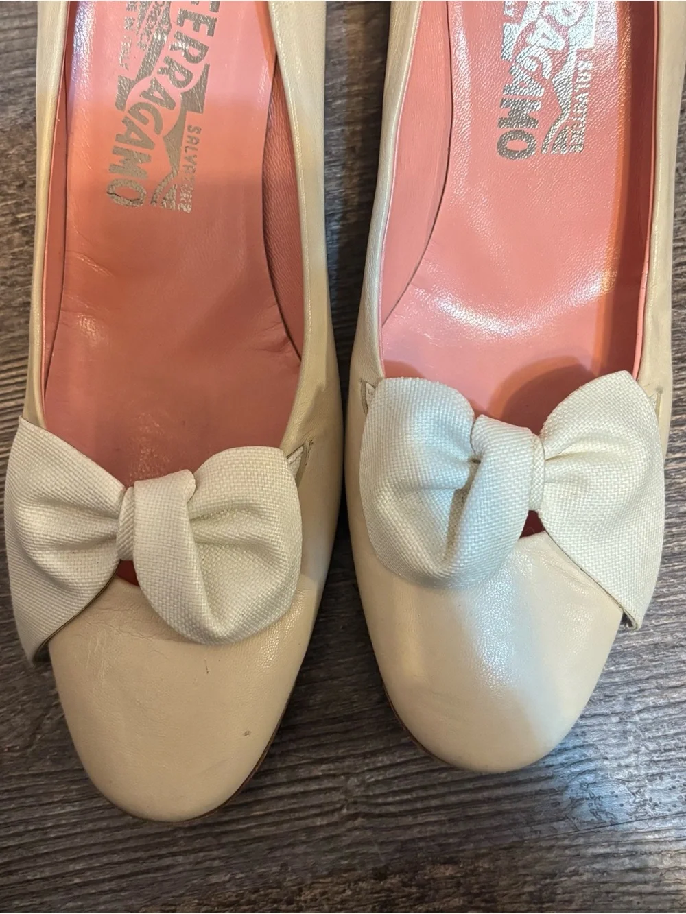 Vintage Salvatore Ferragamo Vara Bow Pumps Ivory Leather Heel Women’s Size 8 2A